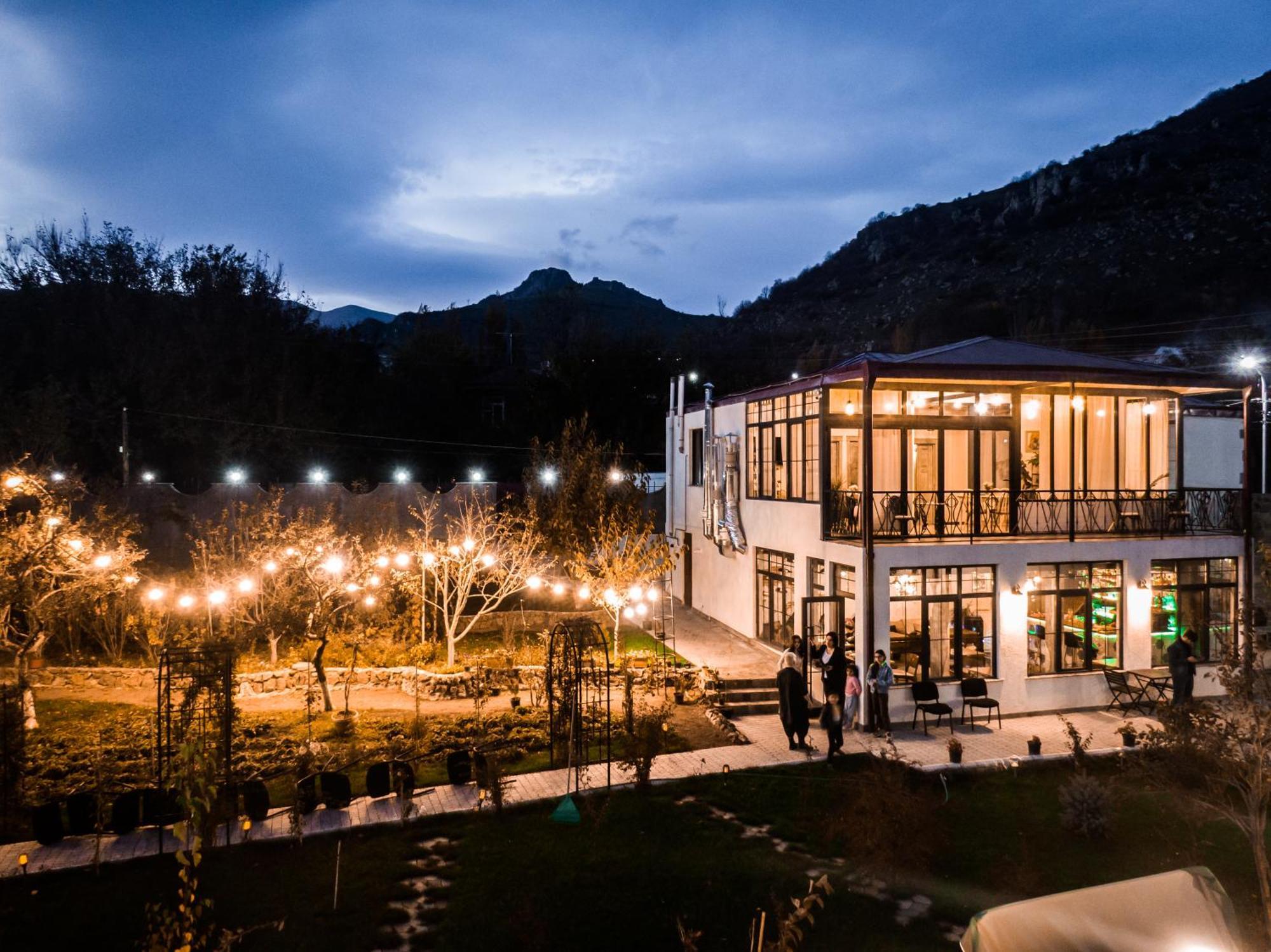 Redroof Country House Hotel Goris Exterior photo