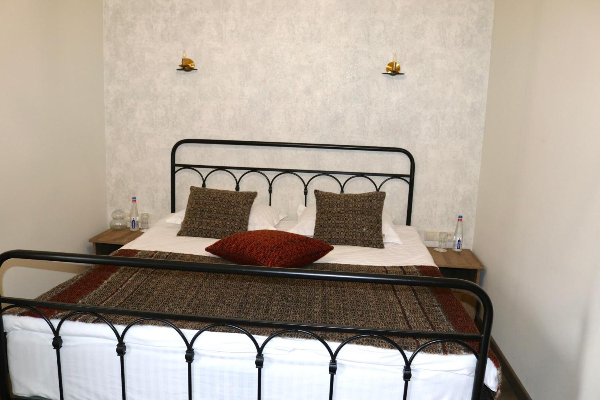 Redroof Country House Hotel Goris Room photo